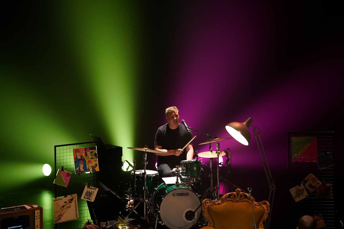Doe Maar Tribute Winnetoe drummer Bram in theater Veluvine